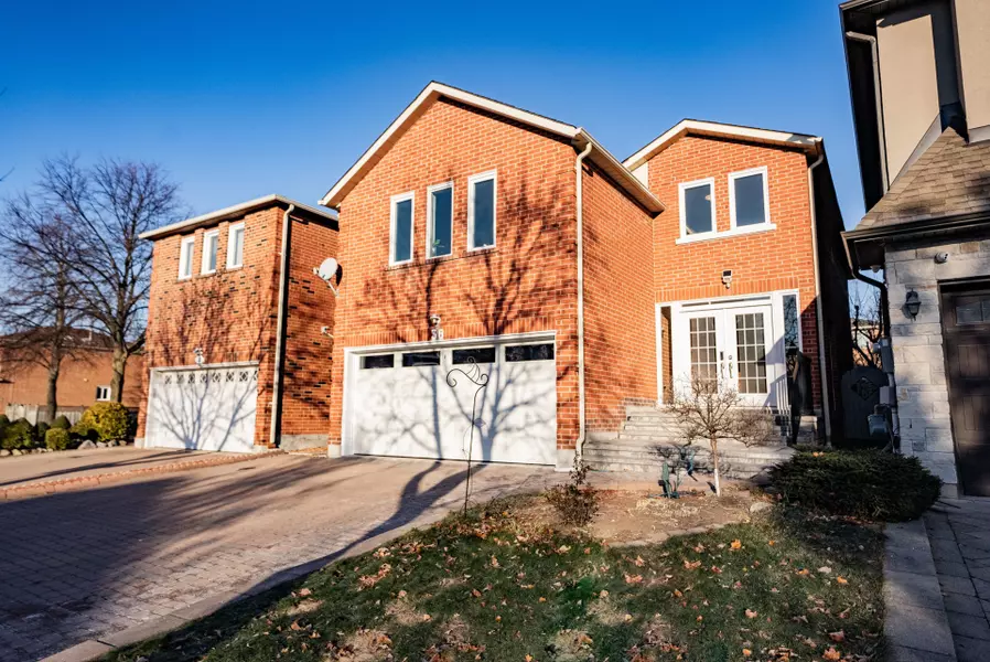 36 Pinewood DR, Vaughan, ON L4J 5P3