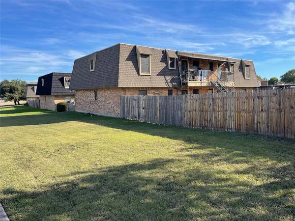 9519 Westpark Drive, Benbrook, TX 76126