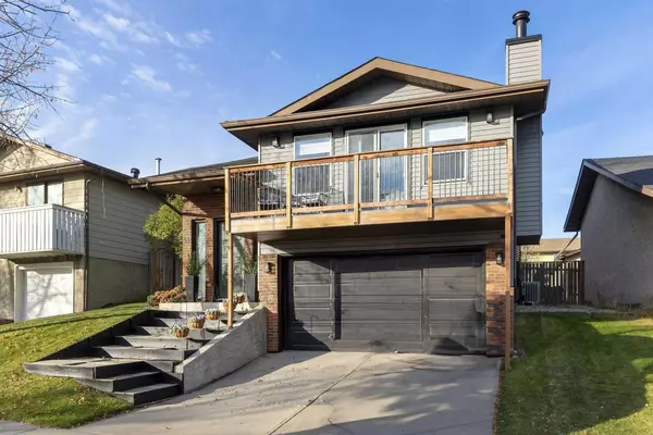 43 Berkshire RD Northwest, Calgary, AB T3K2A2