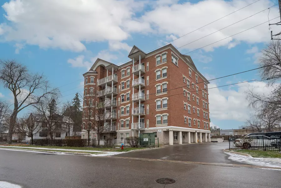 35 Hunt AVE #401, Richmond Hill, ON L4C 4H1