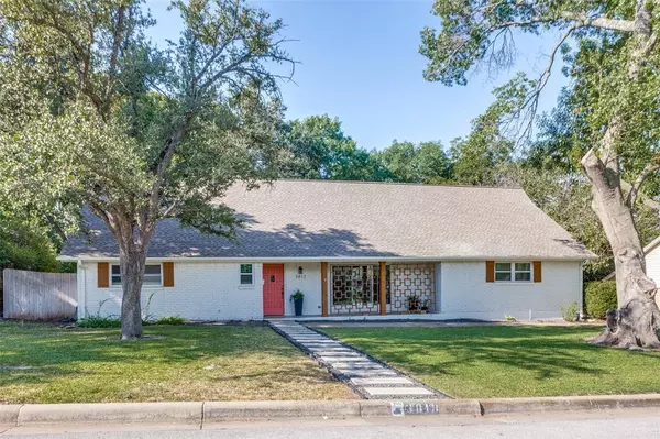 3813 Wosley Drive, Fort Worth, TX 76133