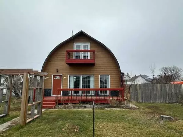 307 3 AVE West, Hanna, AB T0J 1P0