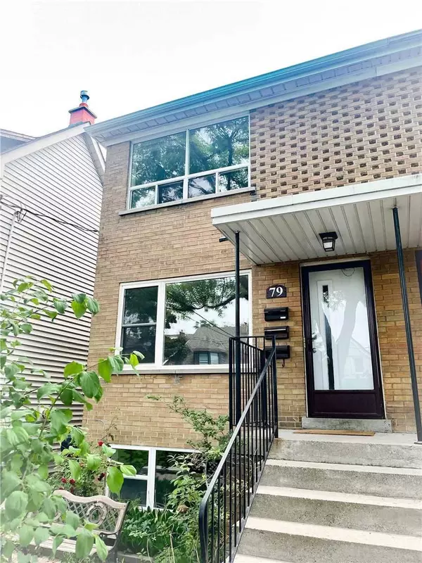 79 Greensides AVE #Upper, Toronto C02, ON M6G 3P8