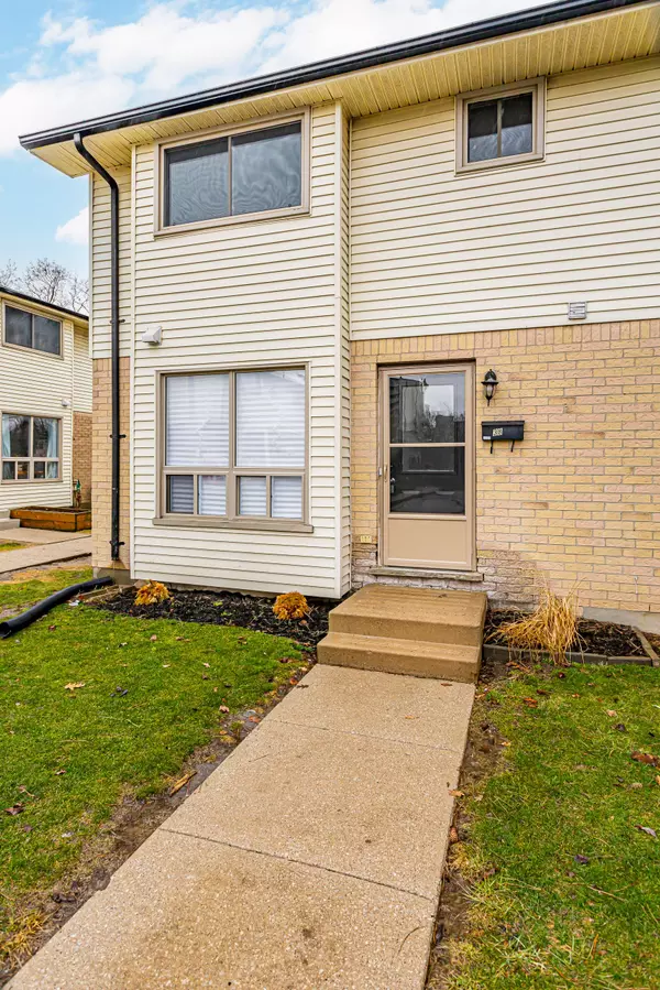 Middlesex, ON N6C 5K3,355 Sandringham CRES #38