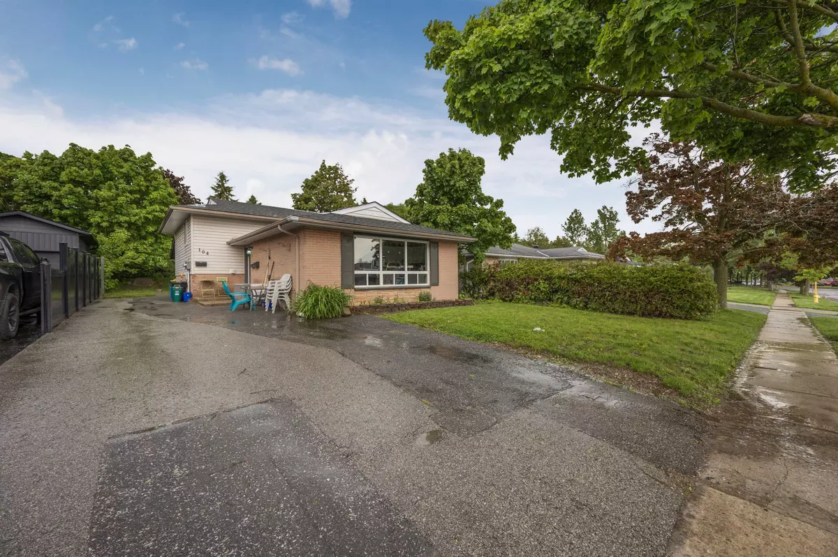 Barrie, ON L4M 2Z1,104 Daphne CRES #1, 2, 3