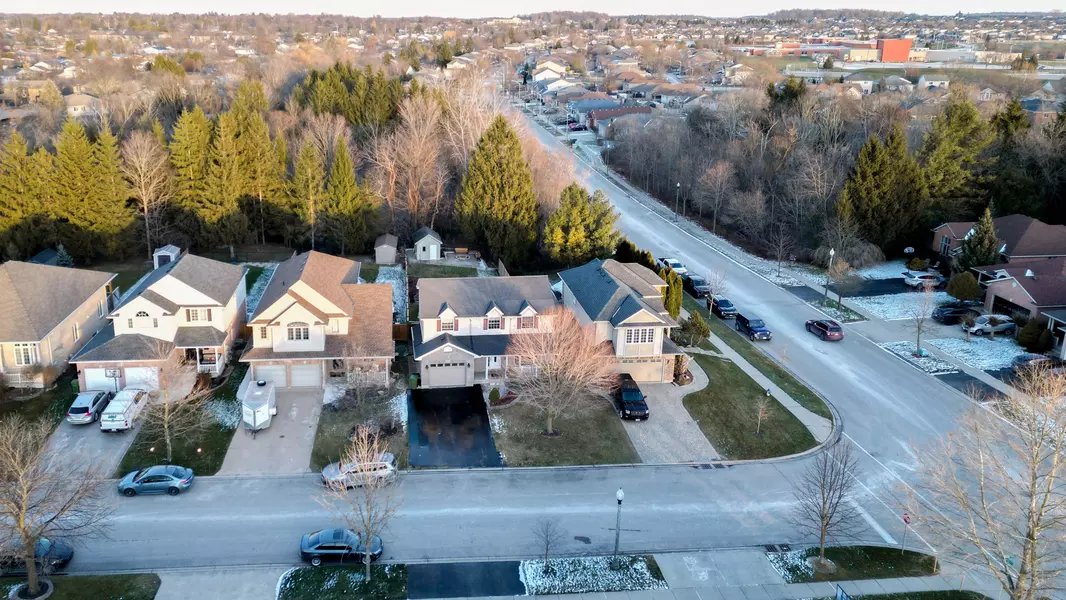 3 Warbler HTS, St. Thomas, ON N5R 6J4