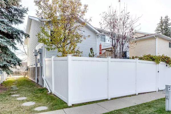 Calgary, AB T2J 7B7,183 Deerfield DR SE