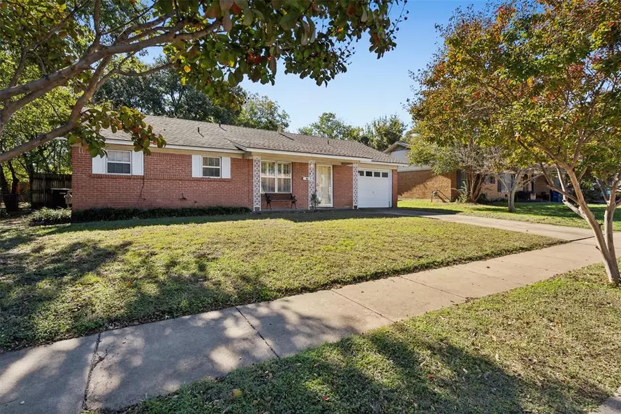 820 E Mustang Street, Crowley, TX 76036