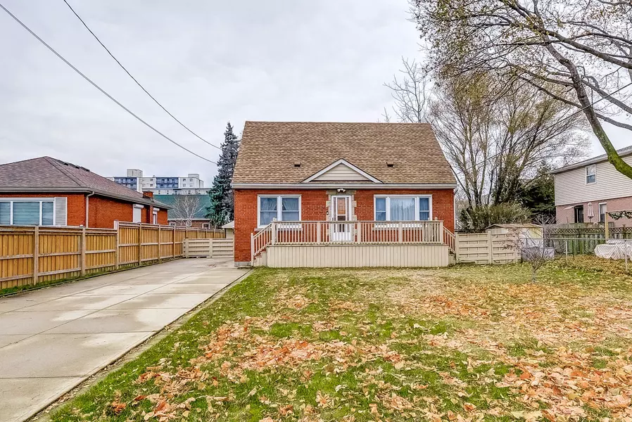 8 Bromley RD, Hamilton, ON L9A 2C8