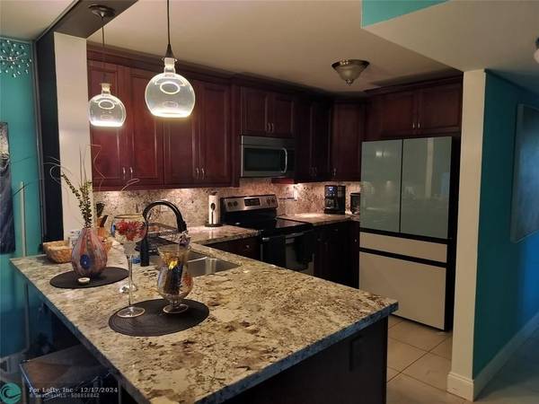 3007 N Oakland Forest Dr  #107, Oakland Park, FL 33309