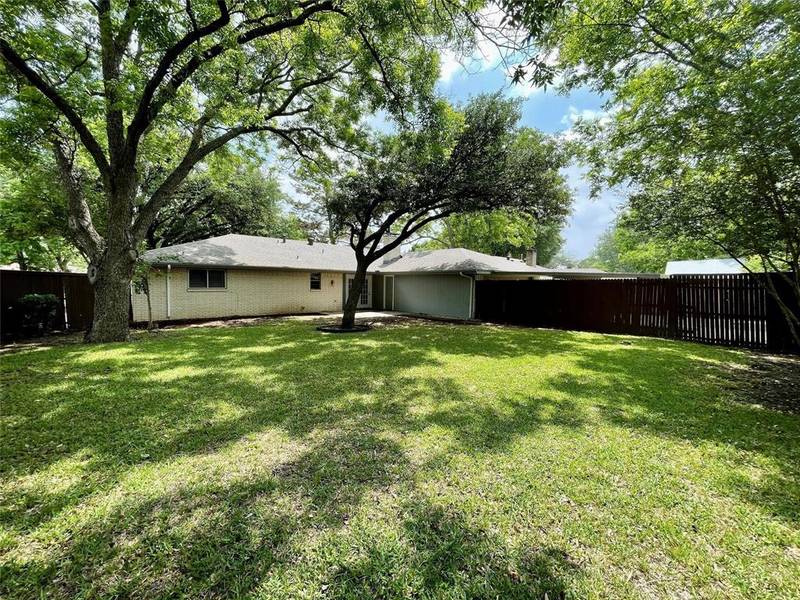 1045 Rosewood Drive, Desoto, TX 75115