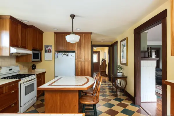 Victoria, BC V8V 4H6,40 Wellington Ave