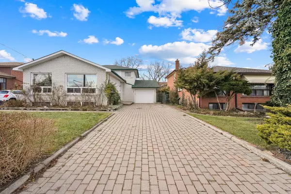 32 Archway CRES, Toronto W05, ON M9M 1V6