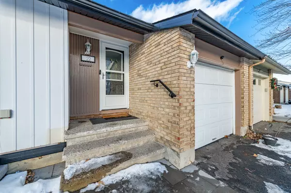 Barrhaven, ON K2J 1N6,22 Burnetts Grove CIR S