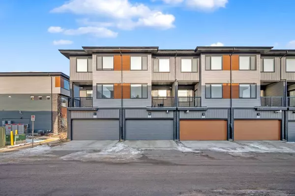 114 Corner Glen CIR NE, Calgary, AB T3N2E2