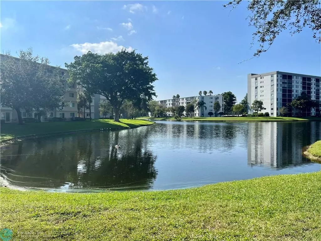 Pompano Beach, FL 33069,2216 N Cypress Bend Dr  #210