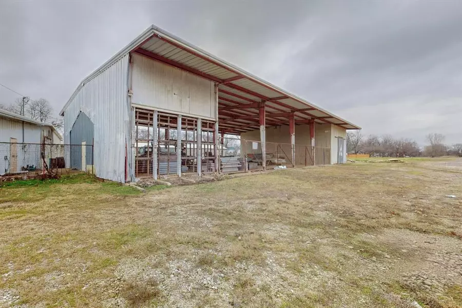 517 E Broadway Street #B-D, Gainesville, TX 76240