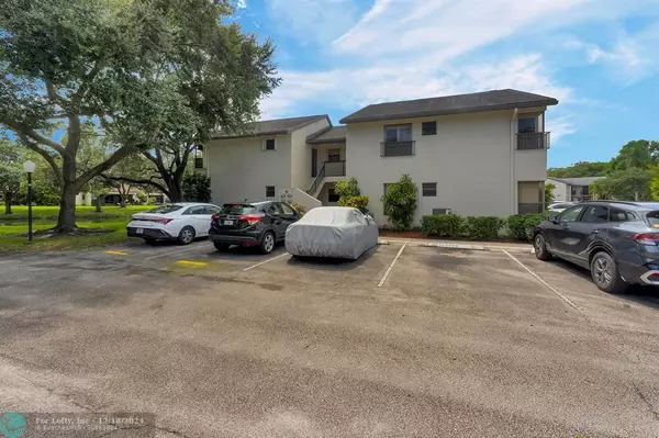 Coconut Creek, FL 33063,3267 Cocoplum Cir  #3340