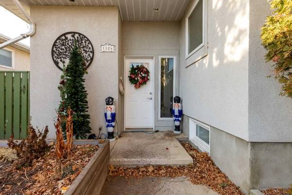 Lethbridge, AB T1K 2Y1,1124 29A ST South