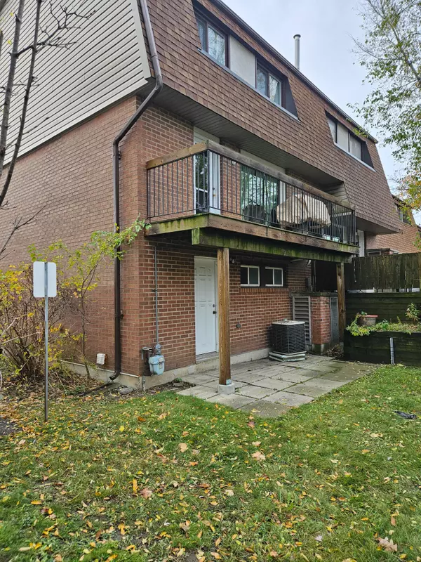 Mississauga, ON L5C 3A7,1051 Cedarglen Gate #7