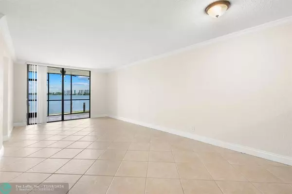 Oakland Park, FL 33309,110 Lake Emerald Dr  #101