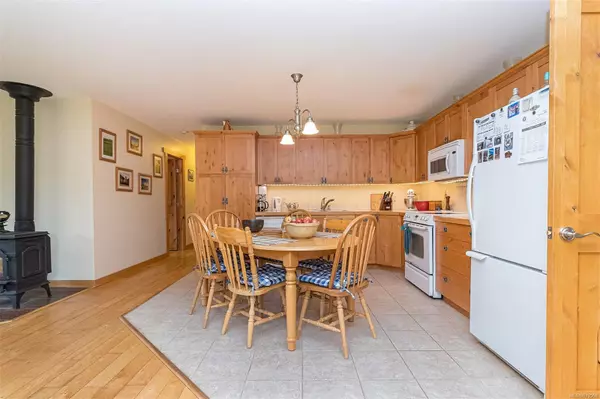 155 Kenmuir Rd, Qualicum Beach, BC V9K 2E7