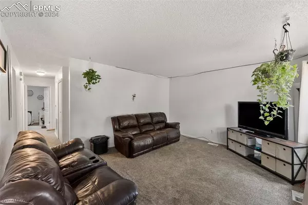 Colorado Springs, CO 80910,1844 Saratoga DR