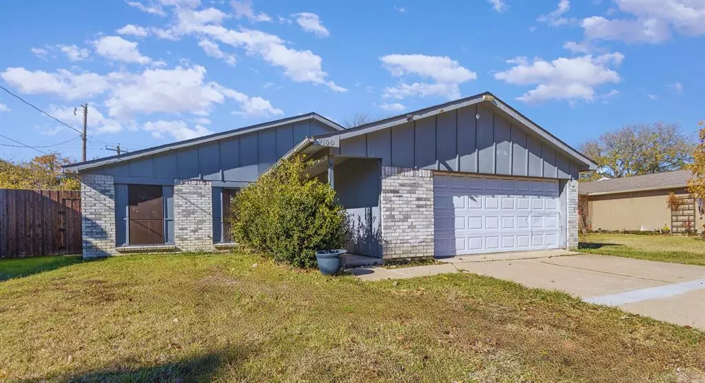 2106 Bear Creek Lane, Arlington, TX 76006