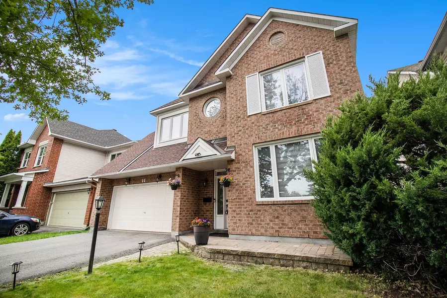 44 STONEPOINTE AVE, Barrhaven, ON K2G 6G4