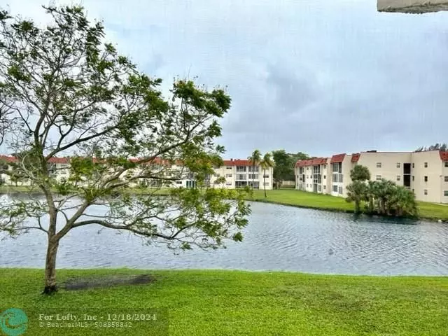 Sunrise, FL 33322,2700 W Sunrise Lakes Dr  #208