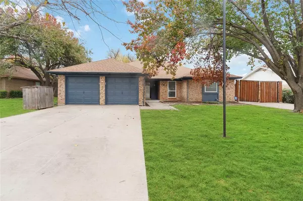 104 Amory Drive, Benbrook, TX 76126