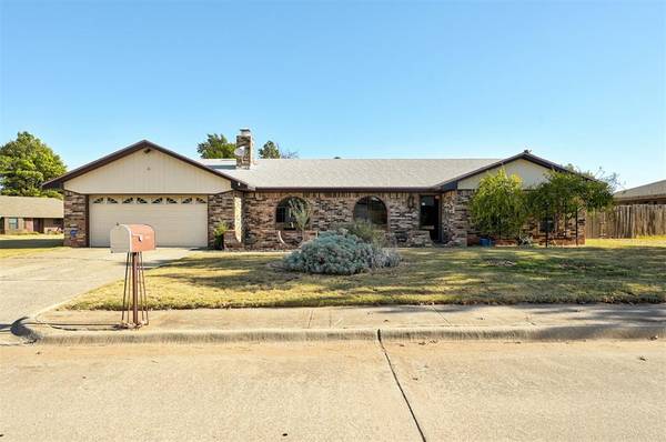 733 Woodlawn Drive, Yukon, OK 73099