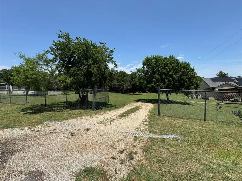 3205 Flora Street, Burleson, TX 76028