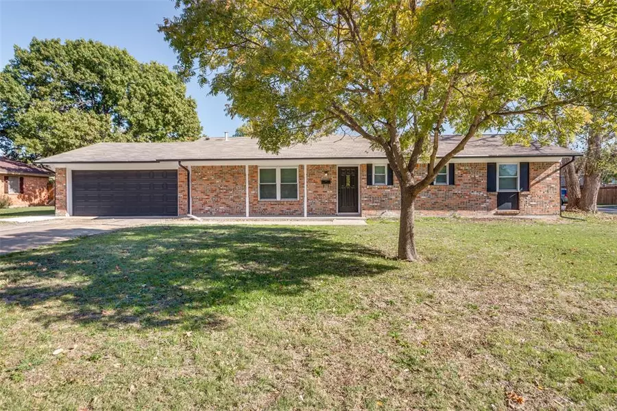 3825 Palomino Drive, Benbrook, TX 76116