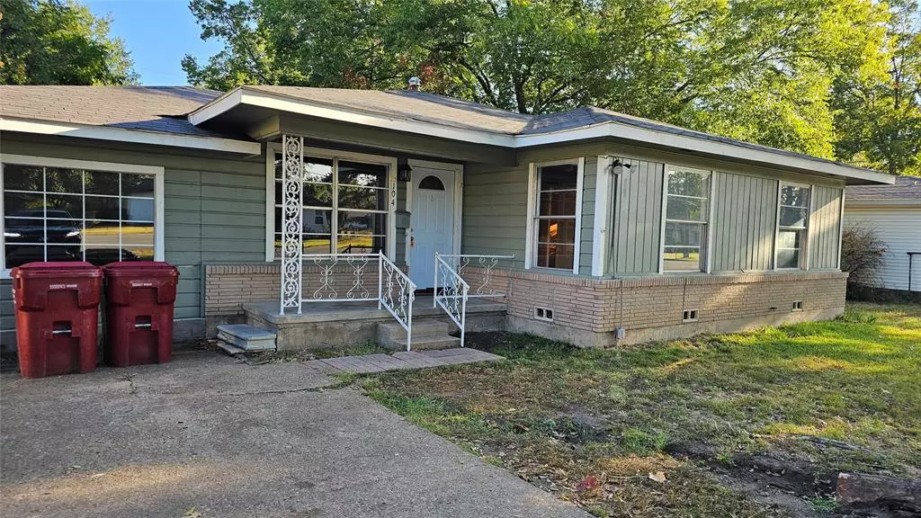 104 W Russell Avenue, Bonham, TX 75418