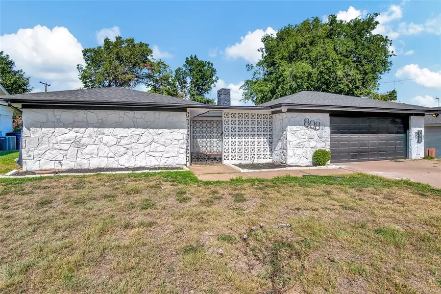 808 Raintree Road, Fort Worth, TX 76103