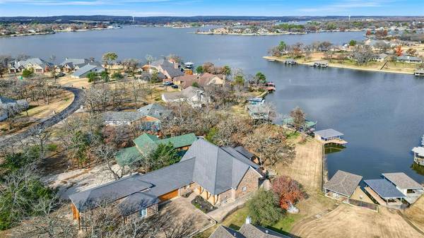 214 Kiowa Drive E, Lake Kiowa, TX 76240