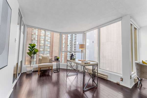 55 Centre AVE #1402, Toronto C01, ON M5G 2H5