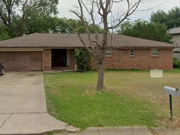 211 Woodlawn Drive, Keene, TX 76059