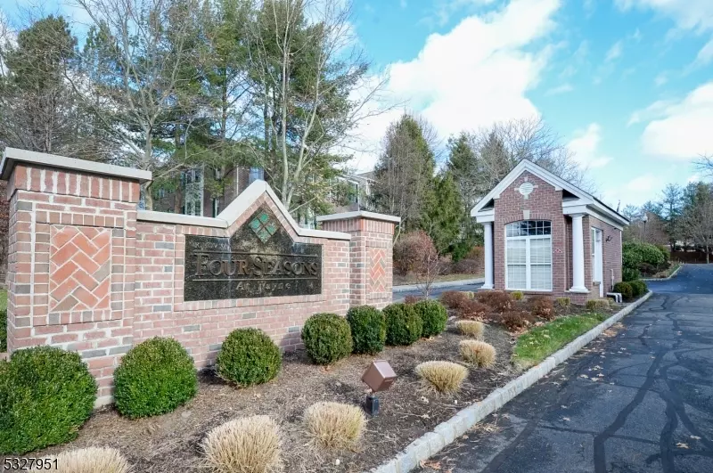 216 Four Seasons Dr, Wayne Twp., NJ 07470