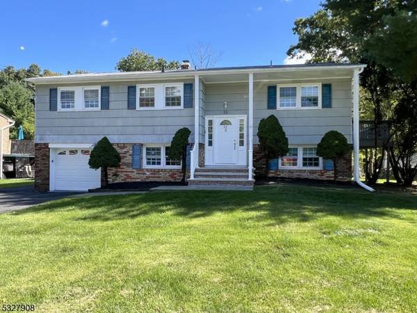 32 Rapalyea Rd, Hopatcong Boro, NJ 07843