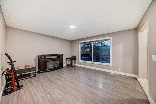 Calgary, AB T3J 1V7,184 Castlebrook DR Northeast