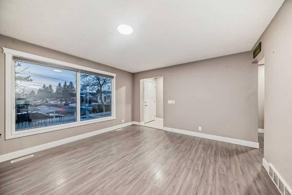 Calgary, AB T3J 1V7,184 Castlebrook DR Northeast