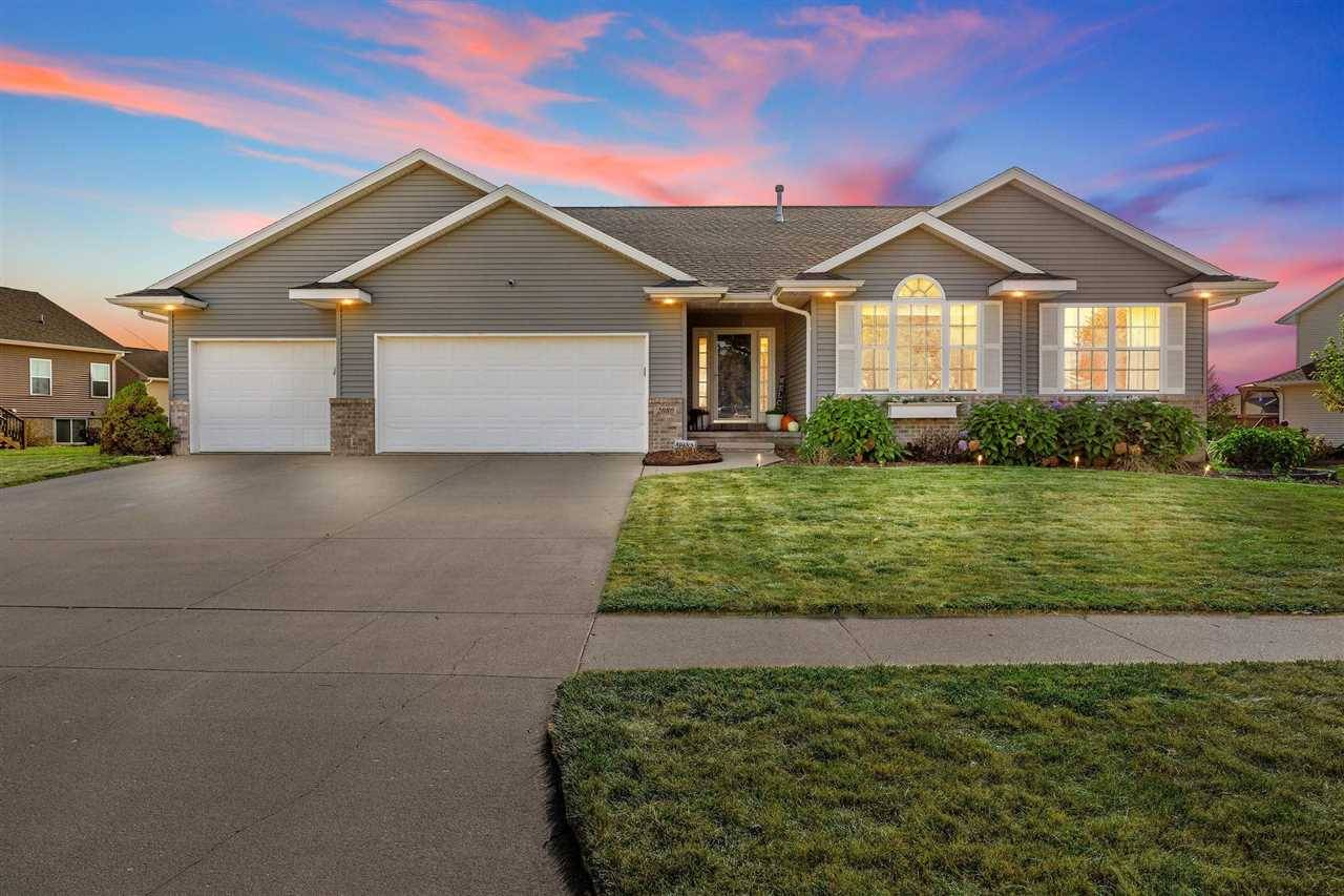 2080 Southbrook Dr, Ely, IA 52227