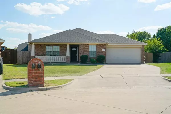 7406 Fossil Creek Drive, Arlington, TX 76002