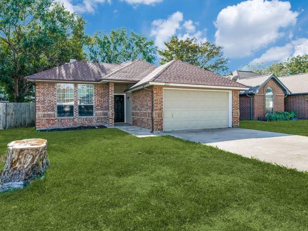 201 N Flaxseed Lane, Fort Worth, TX 76108