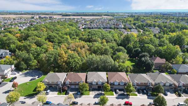 Burlington, ON L7L 7J6,5302 Picketts WAY E