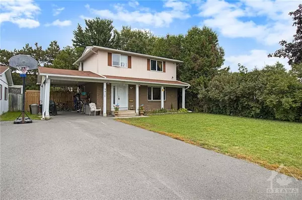 Elmvale Acres And Area, ON K1B 4H3,2417 BLACKSTONE CRES