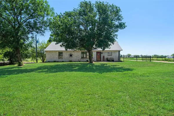 698 Hackberry Road, Van Alstyne, TX 75495