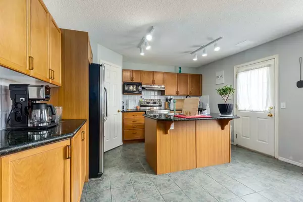 Chestermere, AB T1X 1V7,256 Oakmere PL